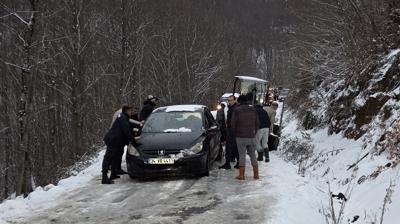 Yalova'da ara�lar�nda mahsur kalan 35 ki�i kurtar�ld� 