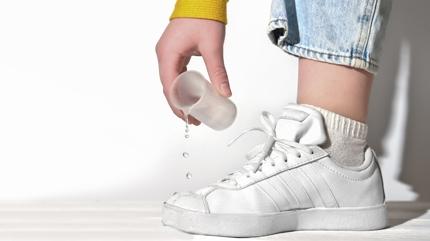 Beyaz spor ayakkab�lar� resmen yeniliyor: Bu hileyi deneyenler g�zlerine inanam�yor