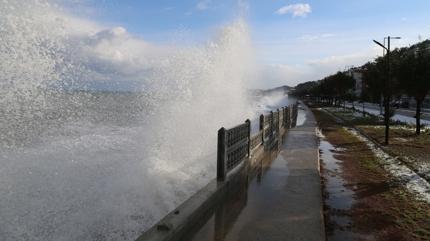 Dev dalgalar evleri tehdit ediyor: Y�k�lacak gibi oluyor hayati tehlikemiz var