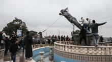 Suriye ordusu Rakka'y� ald�: YPG'nin heykelleri y�k�ld�