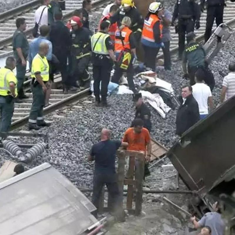 �spanya'da can pazar�! �ki h�zl� tren raydan ��kt�: �l� ve yaral�lar var