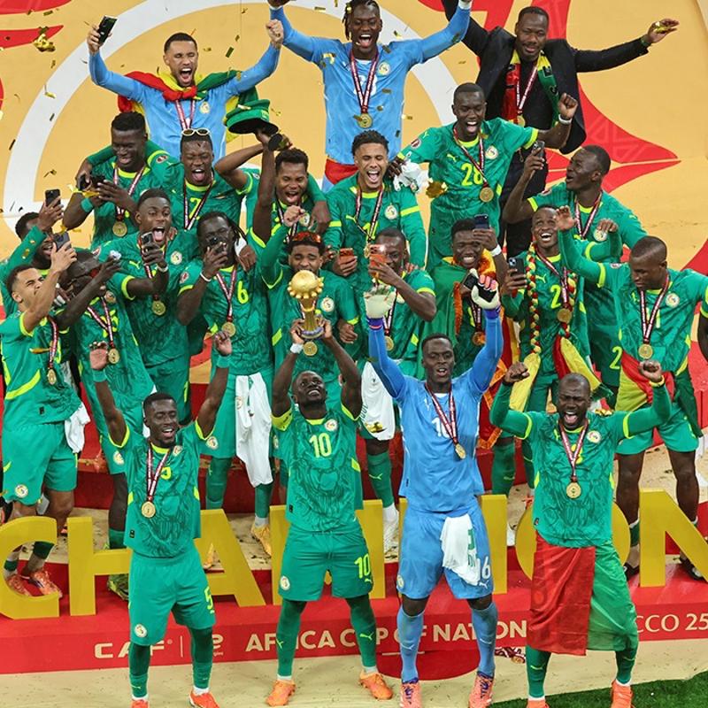 Senegal Afrika �ampiyonu! �nce sahadan �ekildiler, sonra kupay� ald�lar