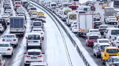 Trafik durma noktas�nda! Kar ya�d�, �stanbul kilitlendi