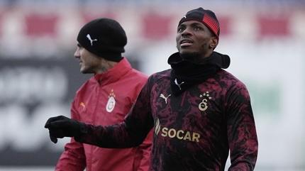 Victor Osimhen aya��n�n tozuyla antrenmanlara ba�lad�!