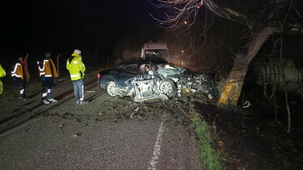 Bursa'da can pazar�! A�aca �arpan otomobilde feci son: 2 �l�, 2 yaral�