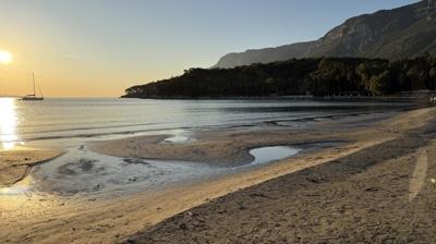 Akyaka'da deniz k�y�dan 10 metre geri �ekildi