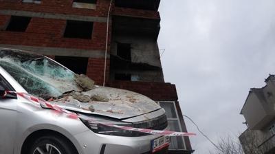 Facia ucuz atlat�ld�: Balkon ara�lar�n �zerine ��kt�