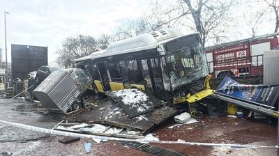 �ETT otob�s� deh�et sa�t�! Otoparkta ara�lar� hurdaya �evirdi