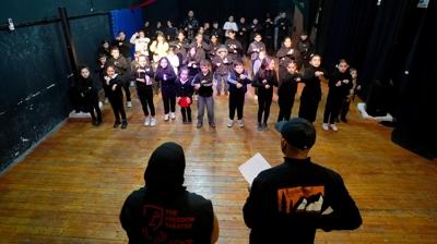 ��gal alt�nda tiyatro ile hayata tutunuyorlar! '�zg�rl�k Tiyatrosu' �ocuklar i�in ayakta�