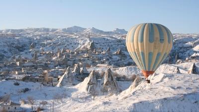 Yar�y�l tatili Kapadokya'ya yans�d�! Kar manzaras� g�rsel ��len sundu