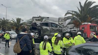 Zincirleme kaza Atak�y yolunu kilitledi: 6 ara� birbirine girdi