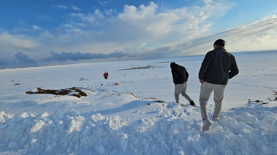 Arin G�l�'nde kartpostall�k k�� manzaras�... Beyaza b�r�nd�