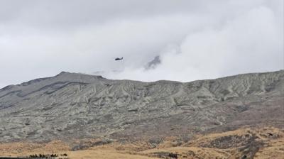 Japonya'da helikopter kazas�... Enkaz yanarda��n kraterinde bulundu