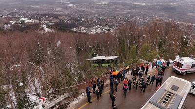 Kocaeli'de yolcu otob�s� �arampole yuvarland�