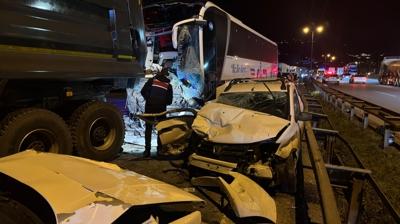 Sakarya'da zincirleme kaza... �l� ve �ok say�da yaral� var