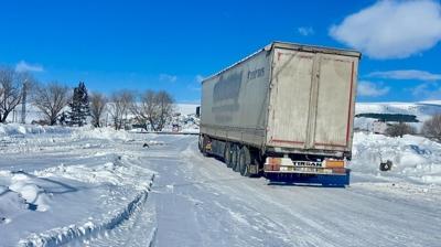 T�rlara kapat�lan T�rkg�z�-Posof-Damal yolu a��ld�