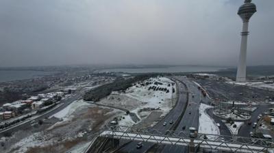 Ya�murlu ve so�uk havada tepki �eken g�r�nt�ler! �ocuklar�n� dilendirdi