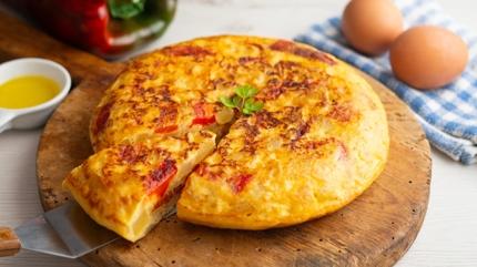 Kokusu dahi i�tah a��yor: Patatesli omlet tarifi, orta ate�te pi�irin
