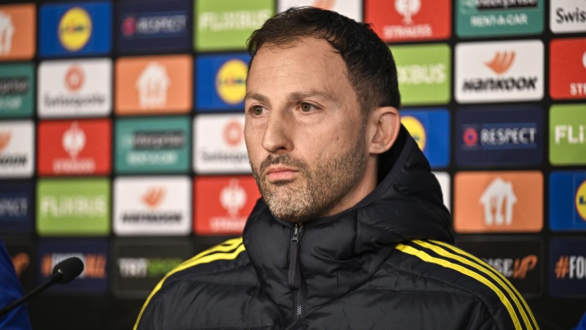 Fenerbah�e Teknik Direkt�r Bas�n Toplant�s� foto�raflar� resimleri