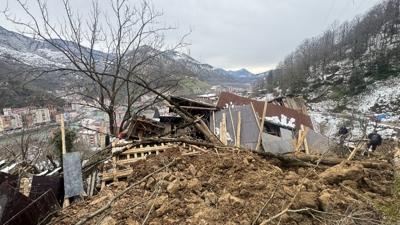 Artvin'de heyelan y�kt� ge�ti! Ev ve ah�r kullan�lamaz hale geldi