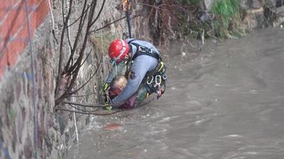 �zmir'i sa�anak vurdu! Bir ki�i ak�nt�ya kap�ld�