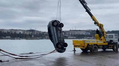 �ile Liman�'nda korku dolu anlar: Otomobil denize u�tu