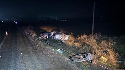 U�ak'ta otomobil �arampole devrildi: �l� ve yaral�lar var