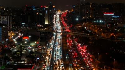 İstanbullunun trafik çilesi bitmiyor... Yollar kilitlendi