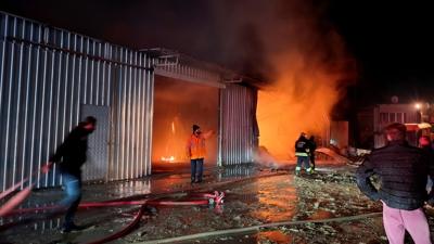 Tekirda�'da korkutan yang�n... Geri d�n���m tesisi alevlere teslim oldu