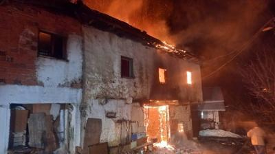 U�ak'ta korkutan yang�n: Alevler t�m evi sard�