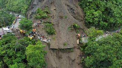 Endonezya'da toprak kaymas�: 8 �l�