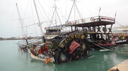 Kuvvetli ya��� ve f�rt�na gezi teknesini bat�rd�