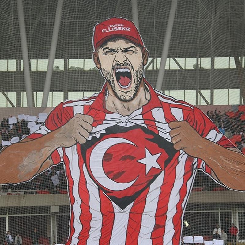 Sivasspor taraftarlar�ndan T�rk bayra�� koreografisi