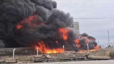 B�y�k�ekmece'de fabrika deposunda yang�n... Ekipler m�dahale ediyor