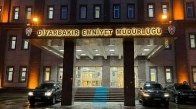 Diyarbak�r'da emniyetin �n�ne el yap�m� patlay�c� atan 2 ��pheli aran�yor 