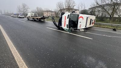 D�zce'de ambulans devrildi: 2 yaral�