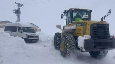 Kar yollar� kapatt�: 5 saatlik m�cadele sonras� cenaze defnedilebildi