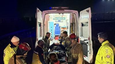 Kontrol�n� kaybetti bariyerlere �apt�: Araca s�k��an 2 ki�i hastaneye kald�r�ld�