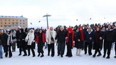 Samsun'da kayak merkezine gelen vatanda�lara 1 ton hamsi ikram edildi!