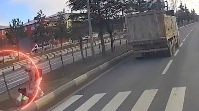 Trafikte magandal��a ge�it yok: Yaya �nceli�ini hi�e sayan kamyona ceza