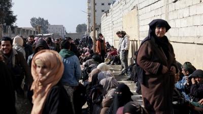 YPG Rakka'da sivilleri ka��rd�: Y�zlerce kimlik kart� bulundu