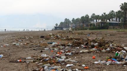 F�rt�nayla birlikte sahiller ��ple doldu: Yollarda ��kmeler meydana geldi