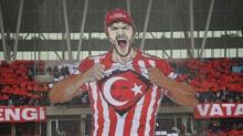 Sivasspor taraftarlar�ndan T�rk bayra�� koreografisi