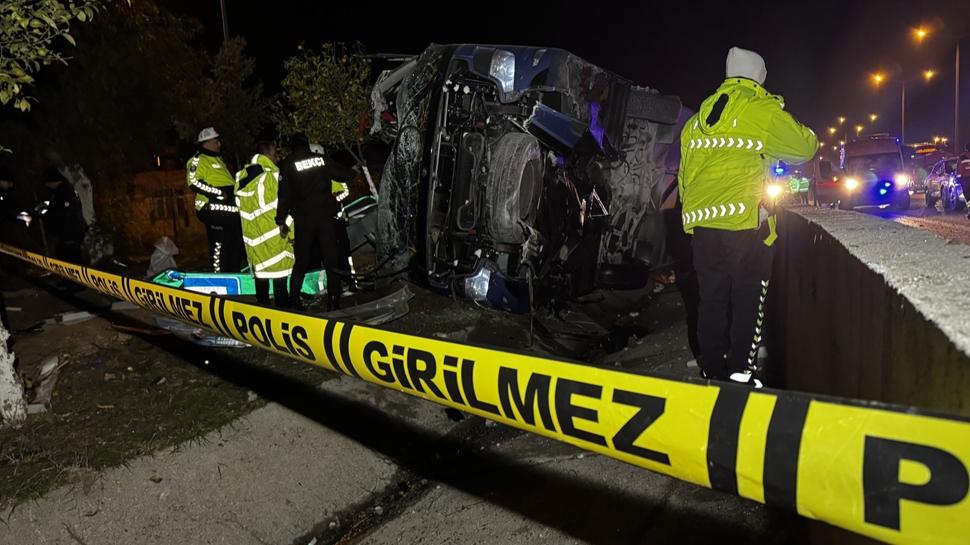 Adana'da yolcu otob�s� devrildi: �ok say�da ki�i hastaneye kald�r�ld�
