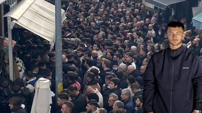 Babas� i�in can�n� feda etti! Onlarca vatanda� Efe'yi son yolculu�una u�urlad�