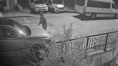 Ba�ak�ehir'de maskeli sald�r� kamerada! Levyeyle cip par�alad�