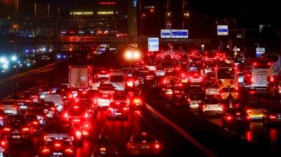 �stanbul'da haftan�n ilk i� g�n�nde trafik �ilesi... Ara�lar g��l�kle ilerledi