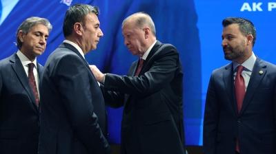 Rozetlerini Ba�kan Erdo�an takt�... Belediye ba�kanlar� AK Parti'ye kat�ld�