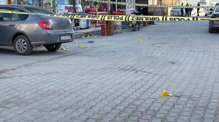 Sokak ortas�nda silahl� kavga! �ok say�da yaral�