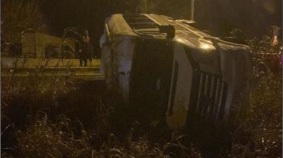 Adana'da minib�s devrildi: 13 ki�i yaraland�